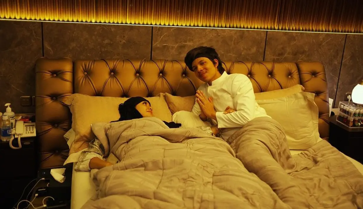 Atta dan Aurel sangat lah beruntung, pasalnya baru satu bulan menikah, mereka sudah dipercaya memiliki momongan. Bagi Atta, hal tersebut juga merupakan rezeki untuk mereka di bulan Ramadhan 2021 ini. (Instagram/aurelie.hermansyah)