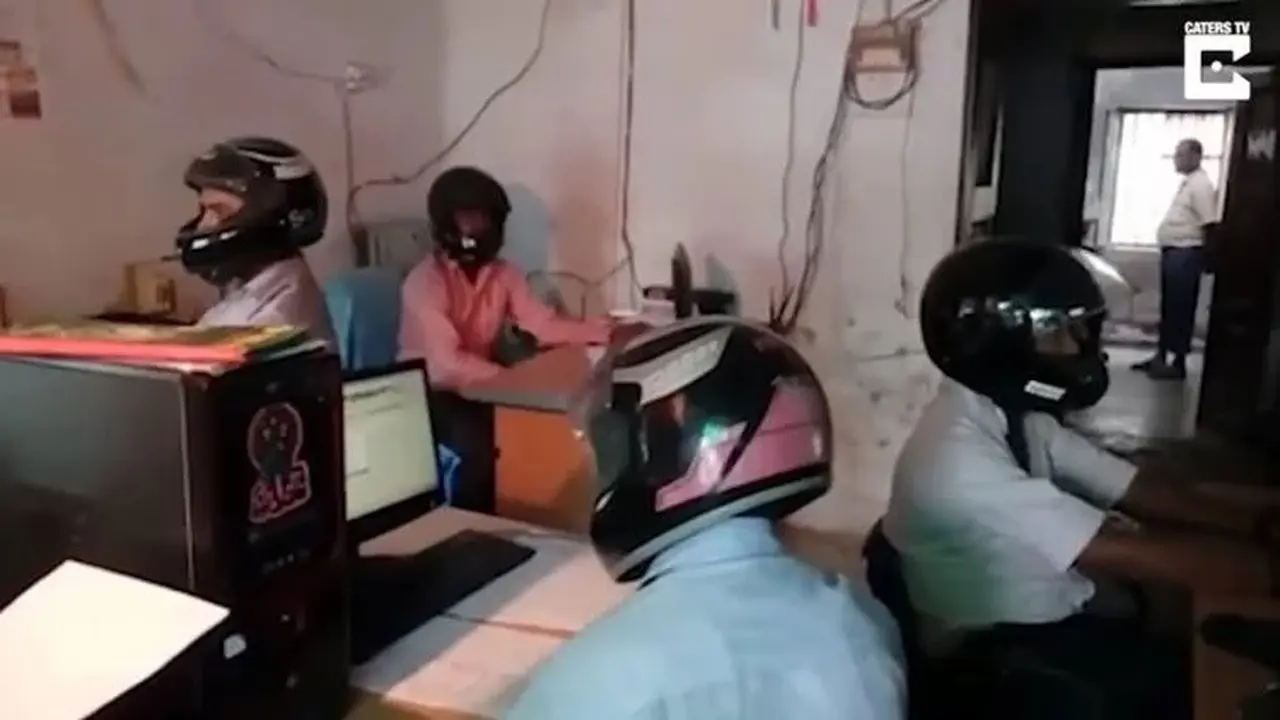 Gedung Rusak, Pegawai India Terpaksa Pakai Helm Saat Kerja