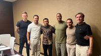 Mantan striker Timnas Indonesia, Widodo C Putro (ketiga dari kiri), saat bertemu dengan Patrick Kluivert dan jajaran kepelatihan Timnas Indonesia. (Istimewa)
