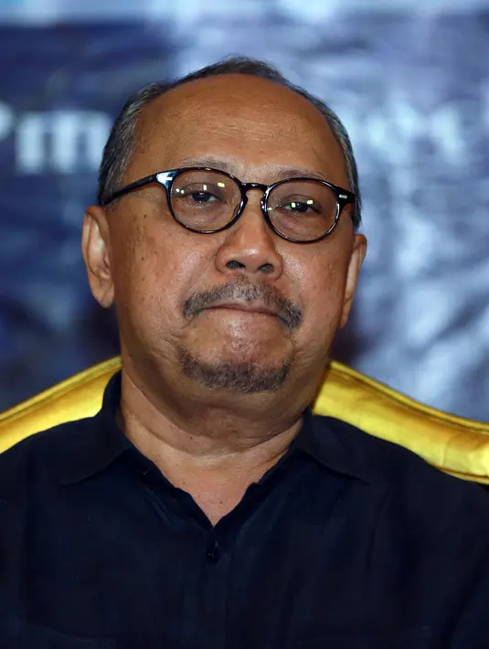 "Jadi bayangkan saya menyanyi sejak 1979, 30 tahun lebih. Makanya, saya merasa mendapat penghargaan yang lebih bahwa di umur saya sekarang masih diberi kesempatan tampil dengan Rossa, AMPM, dan Jevin Julian," ujar Ebiet G Ade. (Deki Prayoga/Bintang.com)