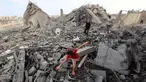 Seorang anak perempuan Palestina mencari jalan di antara reruntuhan bangunan yang dihantam serangan Israel di kamp pengungsi Bureij, Jalur Gaza tengah pada 10 Juli 2025. (Eyad BABA/AFP)