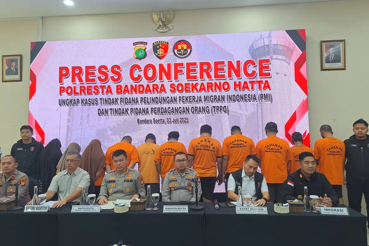 Polisi Bandara Soekarno-Hatta mengamankan 11 orang tersangka dugaan kasus Tindak Pidana Perdagangan Orang (TPPO), yang memakan korban hingga 340 calon pekerja migran Indonesia (Liputan6.com/Pramita Tristiawati)