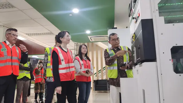 Global Chief Strategy and Sustainability Officer Schneider Electric, Gwenaelle Avice-Huet mengunjungi Center of Excellence of Electricity, Automation, and Renewable Energy (CoE EARE - Pusat Keunggulan Kelistrikan, Otomasi, dan Energi Terbarukan), Kota Cim