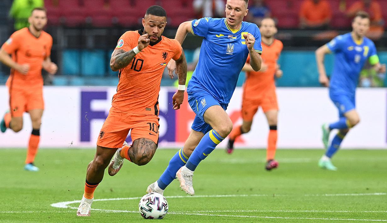 Memphis Depay dan skuatnya terus melakukan serangan ke lini pertahanan Ukraina, namun hasil kacamata bertahan hingga peluit turun minum dibunyikan. (Foto: AFP/Pool/John Thys)