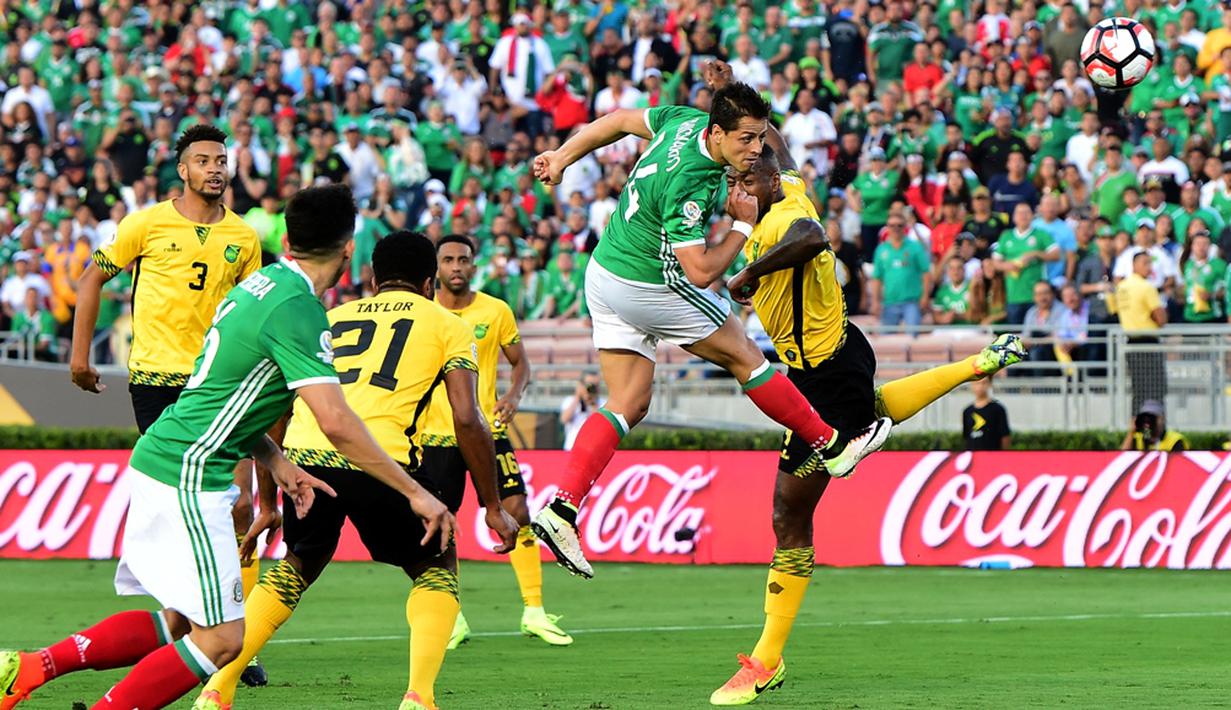 Pemain Meksiko, Javier Hernandez, saat mencetak gol pertama ke gawang Jamaika dalam laga Grup C Copa America 2016 di Stadion Rose Bowl, Pasadena, AS, Jumat (10/6/2016) WIB. (AFP/Frederic J. Brown)