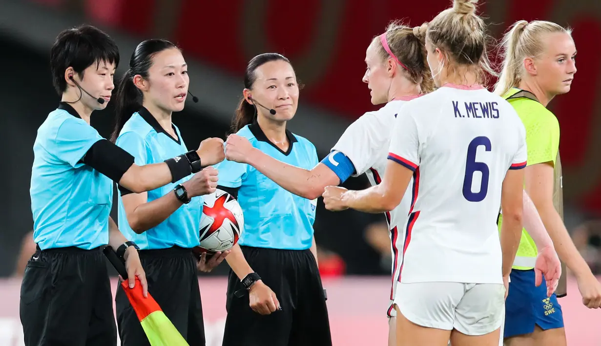 Akan ada momen bersejarah di Piala Dunia 2022 Qatar lantaran untuk pertama kalinya ajang sepak bola empat tahunan terbesar di dunia itu akan dipimpin oleh wasit perempuan. (AFP/Yoshikazu Tsuno)