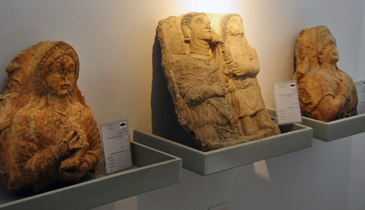 Barang antik ditampilkan selama upacara pembukaan kembali untuk Museum Nasional Suriah di Damaskus, 28 Oktober 2018. Pembukaan dilakukan setelah enam tahun museum ditutup untuk melindungi dari roket pemberontak dalam perang sipil. (SANA via AP)