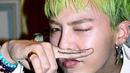 G-Dragon memang kerap mewarnai rambutnya. Ia memang sering bergonta-ganti warna rambut. Tercatat ia pernah mewarnai rambutnya dengan warna hijau. (Foto: koreaboo.com)