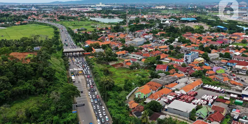 Kendaraan Pemudik yang Terjebak Kemacetan Panjang saat Menuju Pelabuhan Merak Banten