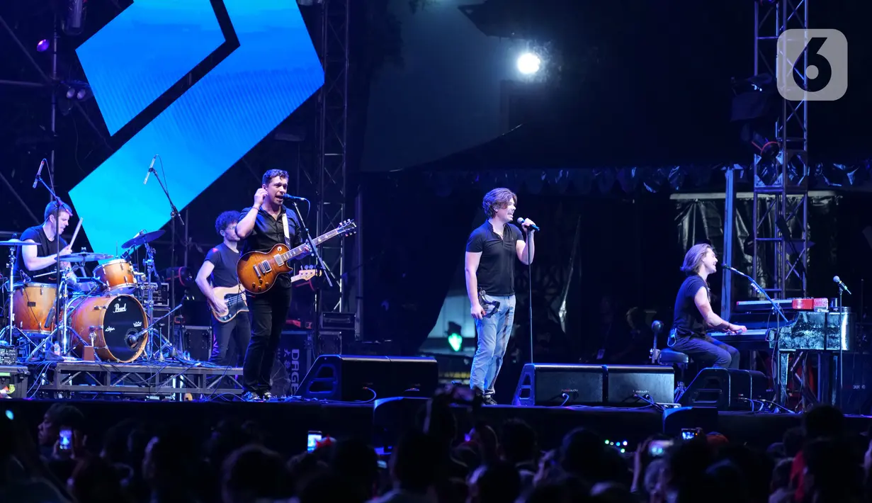Kelompok musik asal Amerika Serikat, Hanson beraksi pada acara The 90's Festival di Jakarta, Sabtu (23/11/2019). Hanson membawakan hits-nya seperti Waiting For This, Where The Love, And I Waited, This Time Around dan MMMBop. (Liputan6.com/Herman Zakharia)