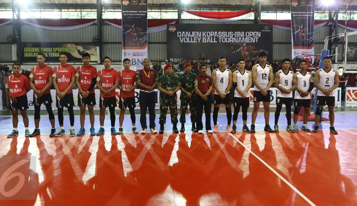 Komandan Jenderal (Danjen) Kopassus Mayjen TNI Madsuni bersama peserta atlet saat pembukaan Danjen Kopassus-BNI Open Volleyball Tournament di Gedung Nanggala Markas Kopassus, Cijantung, Jakarta (2/4). (Liputan6.com/Helmi Afandi)