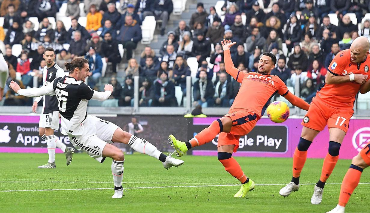 Gelandang Juventus, Adrien Rabiot, kiri) menendang bola dari kawalan dua pemain Udinese pada pertandingan lanjutan Liga Serie A Italia di Stadion Allianz di Turin (15/12/2019). Juventus menang 3-1 atas Udinese. (Alessandro Di Marco / ANSA via AP)
