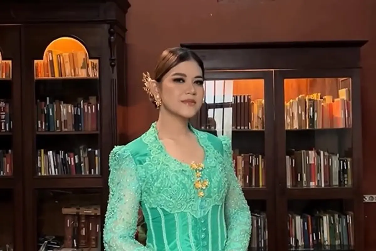 Kahiyang Ayu berkebaya warna tosca (Instagram/ayangkahiiyang)