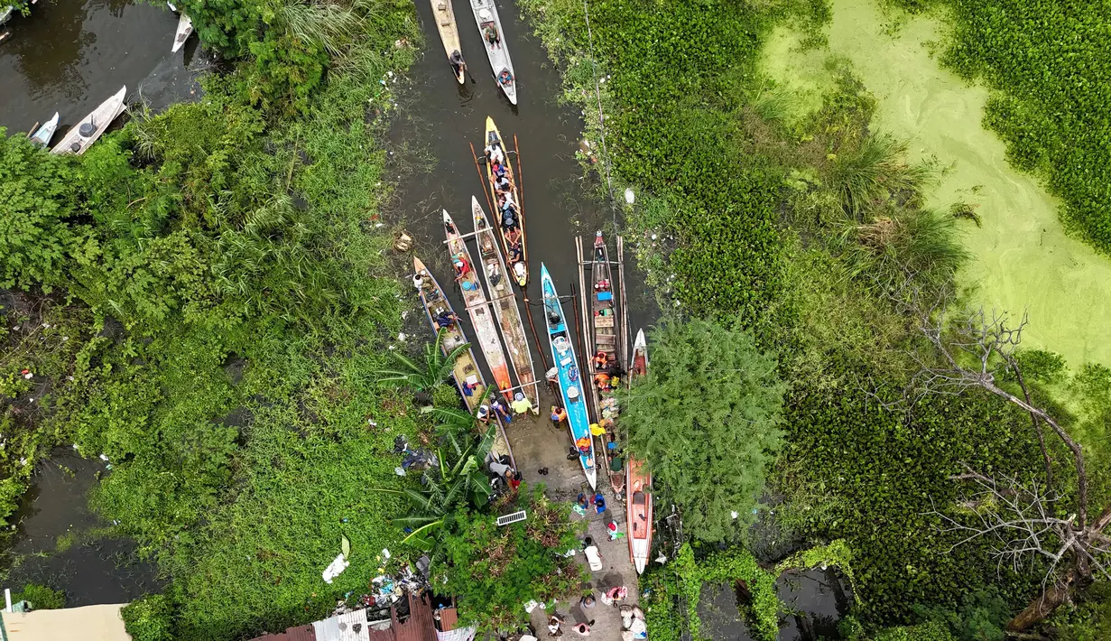 Diketahui, Topan Co-May menjadi siklon tropis kelima yang menghantam Filipina tahun ini. (Ted ALJIBE/AFP)