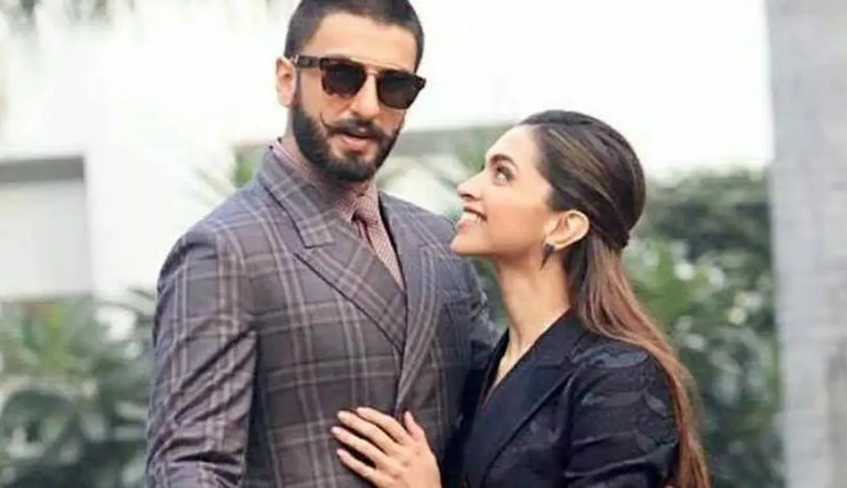 Ranveer Singh dan Deepika Padukone merupakan salah satu pasangan Bollywood yang romantis. Kabarnya keduanya sedang mempersiapkan pernikahan yang akan digelar dalam waktu dekat. (Foto: indianexpress.com)