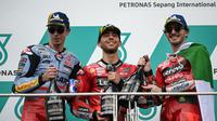 Tiga pembalap finis podium pada Main Race MotoGP Malaysia 2023 di Sirkuit Sepang hari Minggu (12/11/2023). Ketiganya adalah Alex Marquez, Enea Bastianini, dan Pecco Bagnaia (kiri ke kanan). (MOHD RASFAN / AFP)