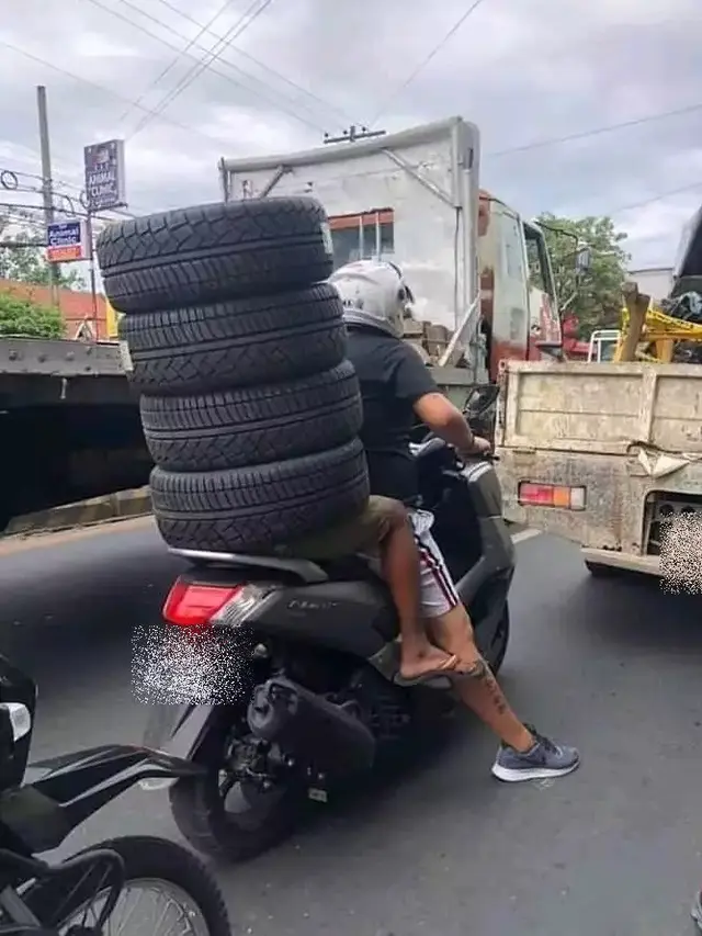 6 Momen Nyeleneh 2 Bestie Berboncengan Motor, Absurd Bersama