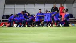 Sejumlah pemain Timnas Panama U-17 berdoa sebelum melakukan latihan resmi menjelang matchday kedua Grup A Piala Dunia U-17 2023 melawan Timnas Indonesia U-17 di Lapangan Thor, Wonokromo, Surabaya, Minggu (12/11/2023). (Bola.com/Bagaskara Lazuardi)