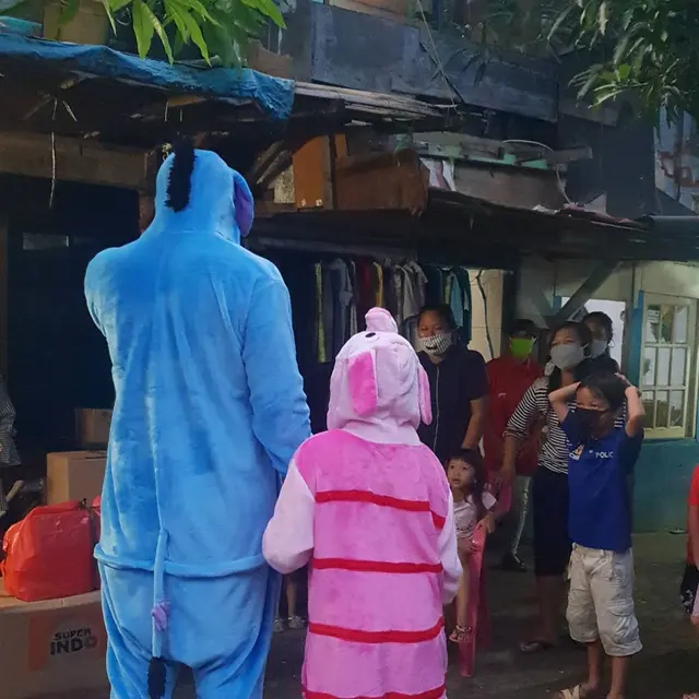 6 Potret Zack Lee dan Anaknya Bagi Makanan Gratis Pakai Kostum Lucu, Curi Perhatian