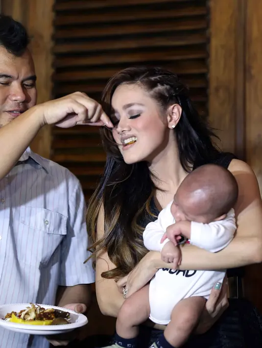 Mulan Jameela menerangkan proses penggarapan video klipnya saat usia kandungannya 8 bulan. Saat mengandung anak keempat, Ahmad Syailendra Aerlangga. (Nurwahyunan/Bintang.com)