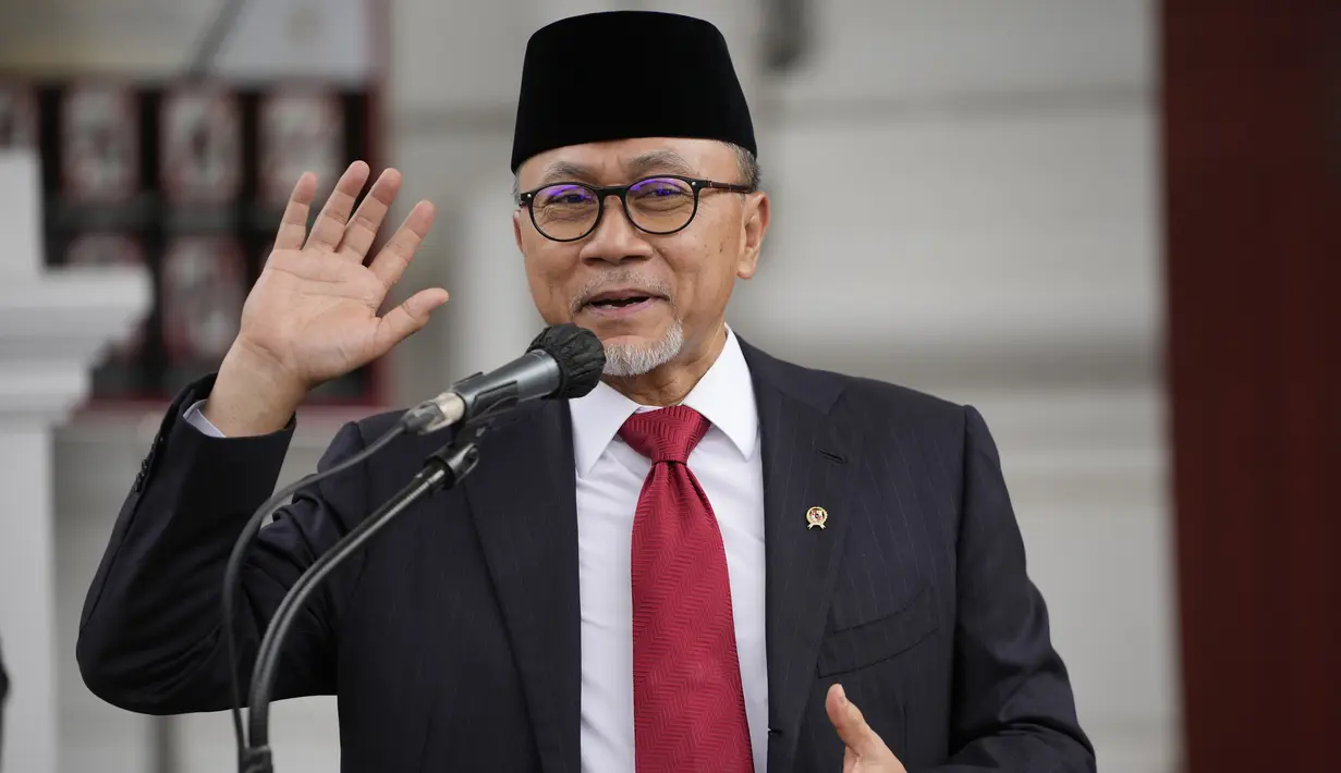 Menteri Perdagangan, Zulkifli Hasan  memberikan keterangan usai dilantik di Kabinet Indonesia Maju, Istana Negara, Jakarta, Rabu (15/6/2022). Jokowi merombak  para menteri dengan tujuan untuk menghidupkan kembali pertumbuhan yang tersendat-sendat dan menstabilkan kekurangan minyak goreng nasional dan kenaikan harga. (AP Photo/Achmad Ibrahim)