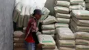 Pekerja merapikan tumpukan semen di toko bangunan Cahaya Makmur, Depok, Jawa Barat, Kamis (15/9/2022). Harga bahan bangunan mengalami kenaikan terkait kenaikan harga bahan bakar minyak (BBM) bersubsidi. (Liputan6.com/Herman Zakharia)