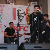 Jadi vokalis baru Nidji, Ubay merasa makin ngeblend dengan personel lain. (Deki Prayoga/Fimela.com)