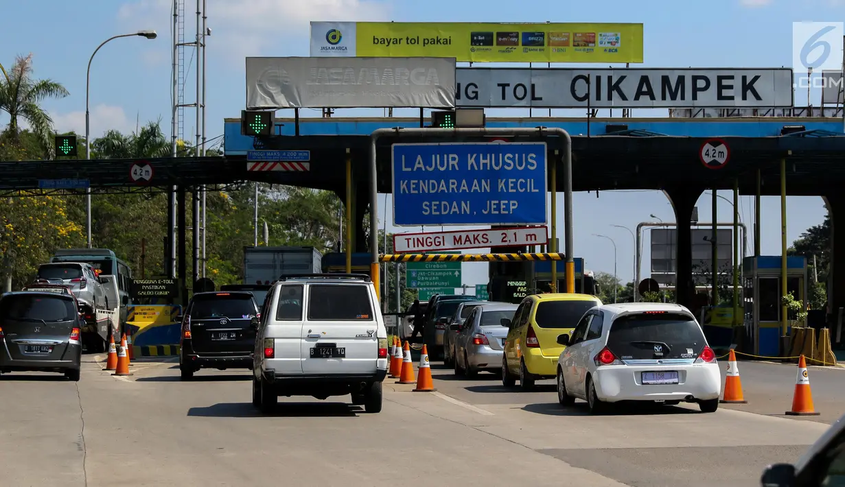 Sejumlah kendaraan roda empat melewati Gerbang Tol Cikampek, Jawa Barat, Kamis (29/6). Pada H+4 Lebaran terlihat volume arus balik pemudik tak mengalami peningkatan hingga siang ini. (Liputan6.com/Faizal Fanani)
