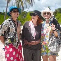 Luna Maya Liburan ke Pulau Rote Bersama Suami dan Ibunya. [@lunamaya]