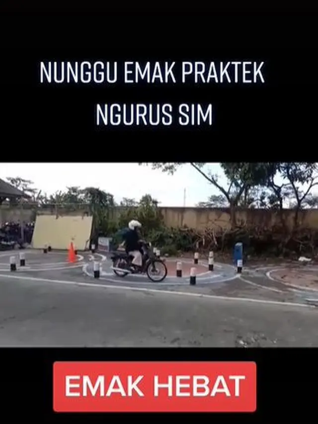 Aksi Emak-Emak Ujian Bikin SIM Ini Jago Banget, Bikin Minder