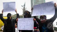 Mahasiswa Institut Kesenian Jakarta dan Gerakan Islam Anti Kekerasan menggelar aksi damai menolak ISIS di Bundaran HI, Jakarta, Minggu (8/3/2015). (Liputan6.com/Yoppy Renato)