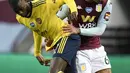 Pemain Arsenal Nicolas Pepe (kiri) berebut bola dengan pemain Aston Villa Douglas Luiz pada pertandingan Liga Premier Inggris di Villa Park, Birmingham, Inggris, Selasa (21/7/2020). Aston Villa menang 1-0. (AP Photo/Peter Powell, Pool)