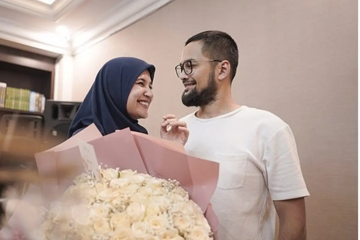 7 Potret Mesra Shireen Sungkar dan Teuku Wisnu, Beri Kejutan Romantis di Ulang Tahun Pernikahan
