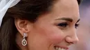 Tiara Cartier Halo dikenakan oleh Kate Middleton pada hari pernikahannya di tahun 2011. Tiara ini terdiri dari 739 berlian dan 149 berlian baguette. Tiara ini awalnya dibuat untuk Ibu Suri pada tahun 1936. Foto: Vogue.