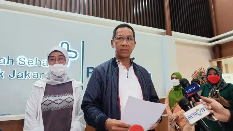 Penjabat (Pj) Gubernur DKI Jakarta, Heru Budi Hartono saat meninjau korban kebakaran depo pertamina Plumpang di RSUD Koja.