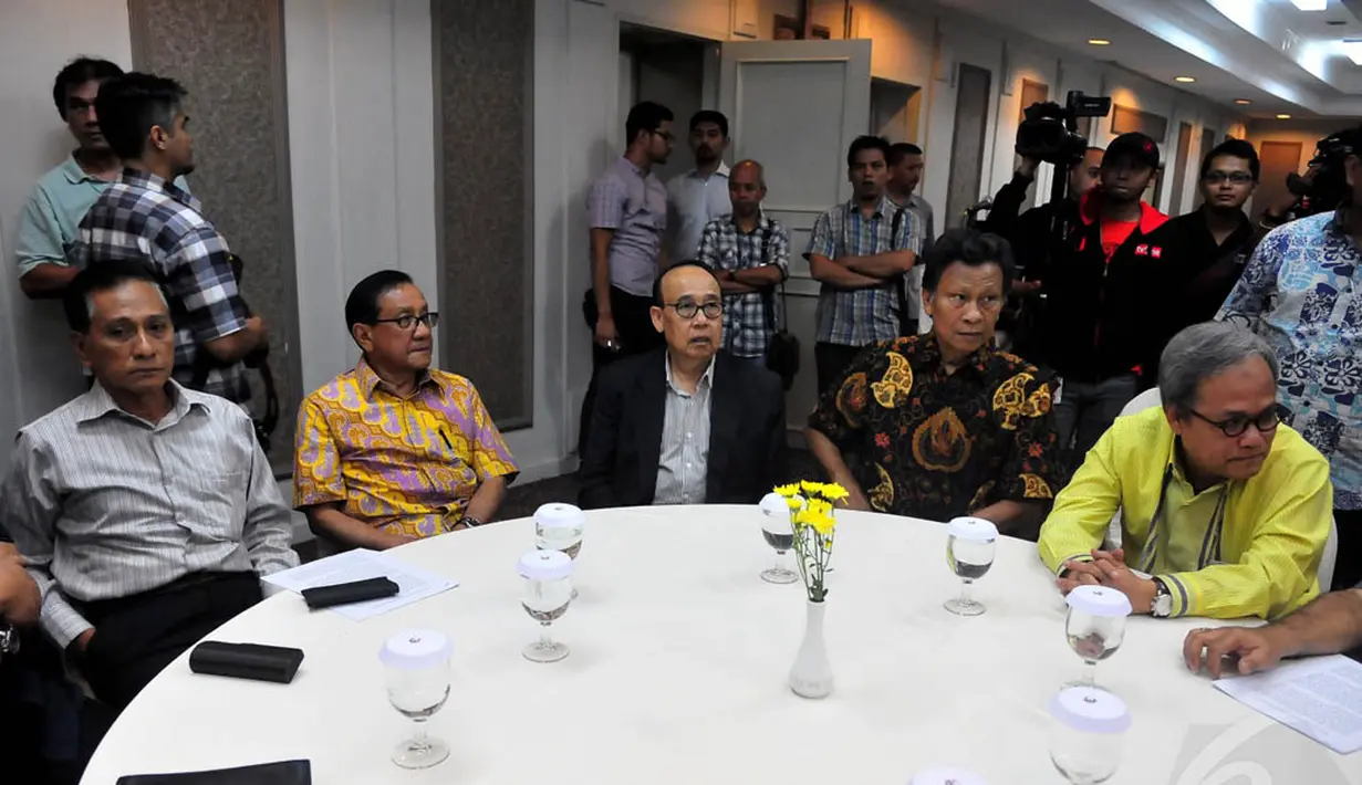 Acara tersebut juga di hadiri Priyo Budi Santoso, Erlangga Hartarto, Agus Gumiwang, Agun Gunanjar, Hajriyanto Thohari dan beberapa mantan-mantan anggota dewan dari Partai Golkar, Jakarta, Kamis (30/10/2014). (Liputan6.com/Johan Tallo)