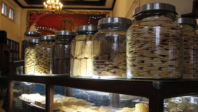 Berbagai toples cookies yang ada di bagian depan Toko Oen (sumber: liputan6/ahmad ibo)