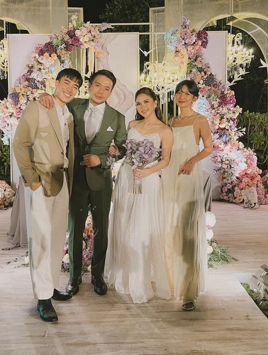 Bersama Vidi Aldiano, Sheila Dara pun tampil mengenakan dress flowy spaghetti strap warna putih. @vidialdiano.