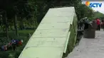 Diduga jembatan tak mampu menahan beban saat truk melintas.