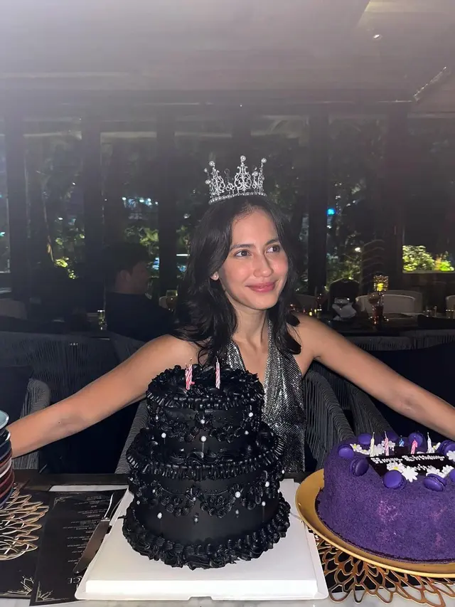 6 Potret Perayaan Ulang Tahun Pevita Pearce ke-30, Elegan Bernuansa Serba Hitam