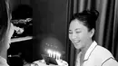 Tanpa perayaan mewah, Jessica terlihat diberikan kejutan kue ulang tahun lengkap dengan lilin oleh kakak iparnya. [Instagram/@pettyhasibuan]