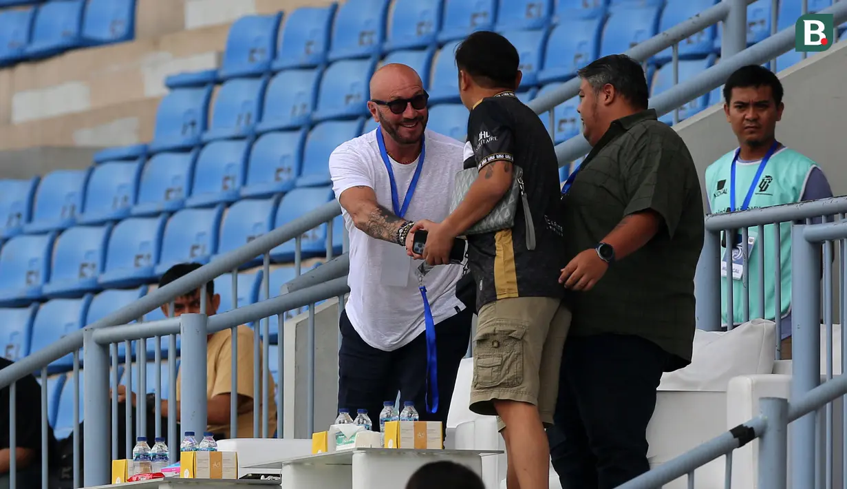 <p>Direktur Pengembangan Kelembagaan dan Infrastruktur Persita Tangerang, Walter Zenga menghadiri laga pekan pertama BRI Liga 1 2023/2024 antara Dewa United melawan Arema FC di Stadion Indomilk, Tangerang, Minggu (2/7/2023). (Bola.com/Bagaskara Lazuardi)</p>