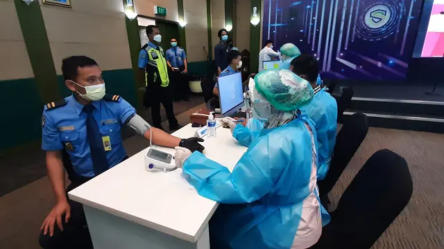 Ratusan petugas frontliner yang bertugas di Bandara Internasional Soekarno Hatta, divaksinasi Covid-19 tahap pertama