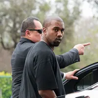 Kanye West yang belum lama mengalami gangguan mental dan harus menjalani perawatan secara intensif kini sudah berada di rumah. Seorang psikiater mengatakan sebenarnya Kanye belum diperbolehkan pulang. (AFP/Bintang.com)