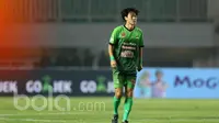 Pemain PS TNI, Hoong Soon-hak saat melawan Borneo FC pada lanjutan Liga 1 2017 di Stadion Pakansari, Bogor, Senin (17/4/2017). PS TNI bermain imbang 2-2 dengan PBFC. (Bola.com/Nicklas Hanoatubun)