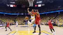 Aksi Stephen Curry #30 saat timnya melawan Houston Rockets pada Quarterfinals 2016 NBA Playoffs di ORACLE Arena, Oakland, California, (16/4/2016). (Thearon W. Henderson/Getty Images/AFP)