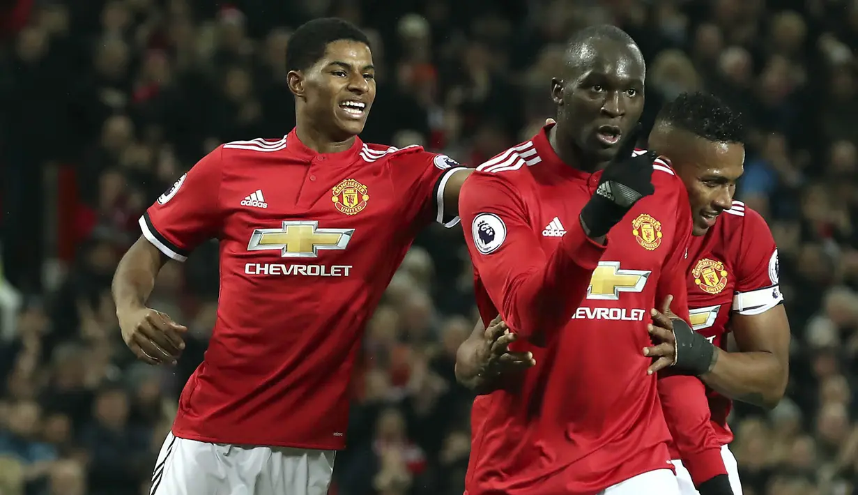 Striker Manchester United, Romelu Lukaku, melakukan selebrasi usai mencetak gol ke gawang Newcastle United pada laga Premier League di Stadion Old Trafford, Sabtu (18/11/2017). Manchester United menang 4-1 atas Newcastle United. (AP/Martin Rickett)