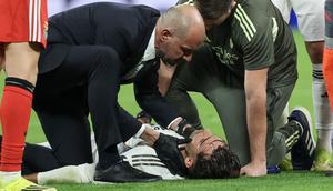 Kemenangan Real Madrid atas Benfica dalam laga leg 2 play off Liga Champions 2025/2026, Selasa (25/02/2026) waktu setempat harus dibayar mahal dengan cedera Raul Asencio. (AFP/Pierre-Philippe Marcou)