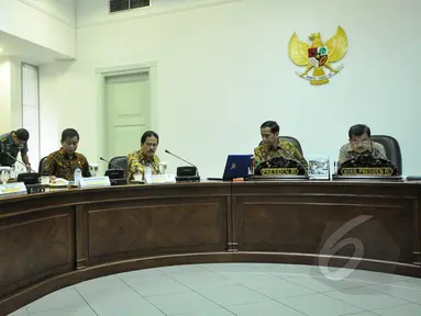 Suasana rapat terbatas di Istana Kepresidenan, Jakarta, Rabu (1/4/2015). Rapat membahas kerjasama antara BUMN dan BUMD dalam mengelola moda transportasi massal. (Liputan6.com/Faizal Fanani)