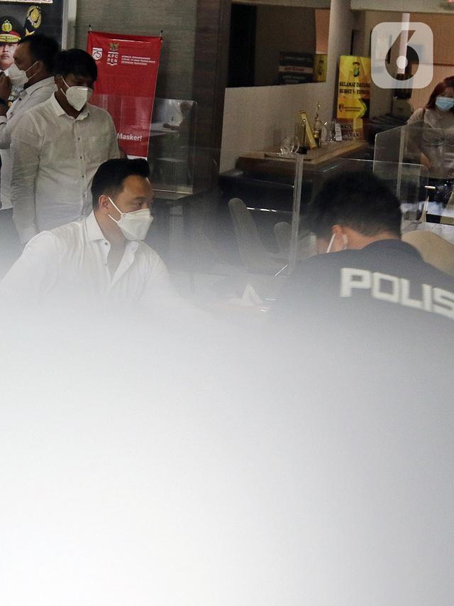 FOTO: Nobu Pemeran Pria Dalam Video Syur Gisel Penuhi Panggilan Polisi